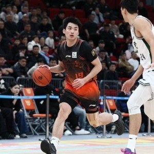 7M体育-山东男篮迎战广东，于德豪意外受伤缺席比赛，三大内线是争胜关键