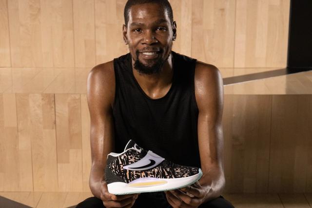 1659088644208054762.jpg https___hypebeast.com_wp-content_blogs.dir_4_files_2021_04_kevin-durant-nike-kd14-launch-0.jpg